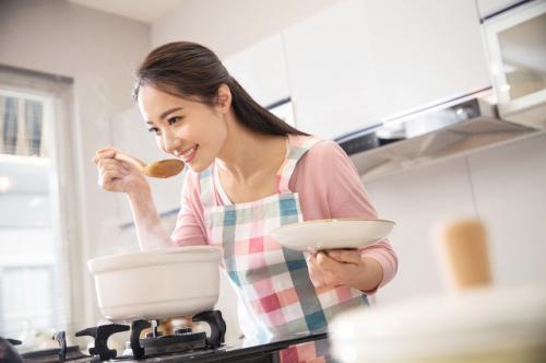 调侃自己做饭的句子 自己做饭的搞笑说说(精选58句)